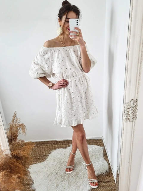 Biała krótka sukienka w stylu boho