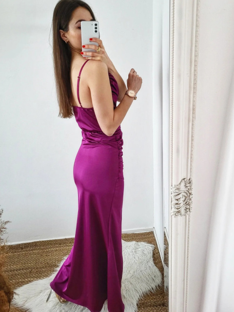 Aurella długa dopasowana sukienka z rozcięciem fioletowa